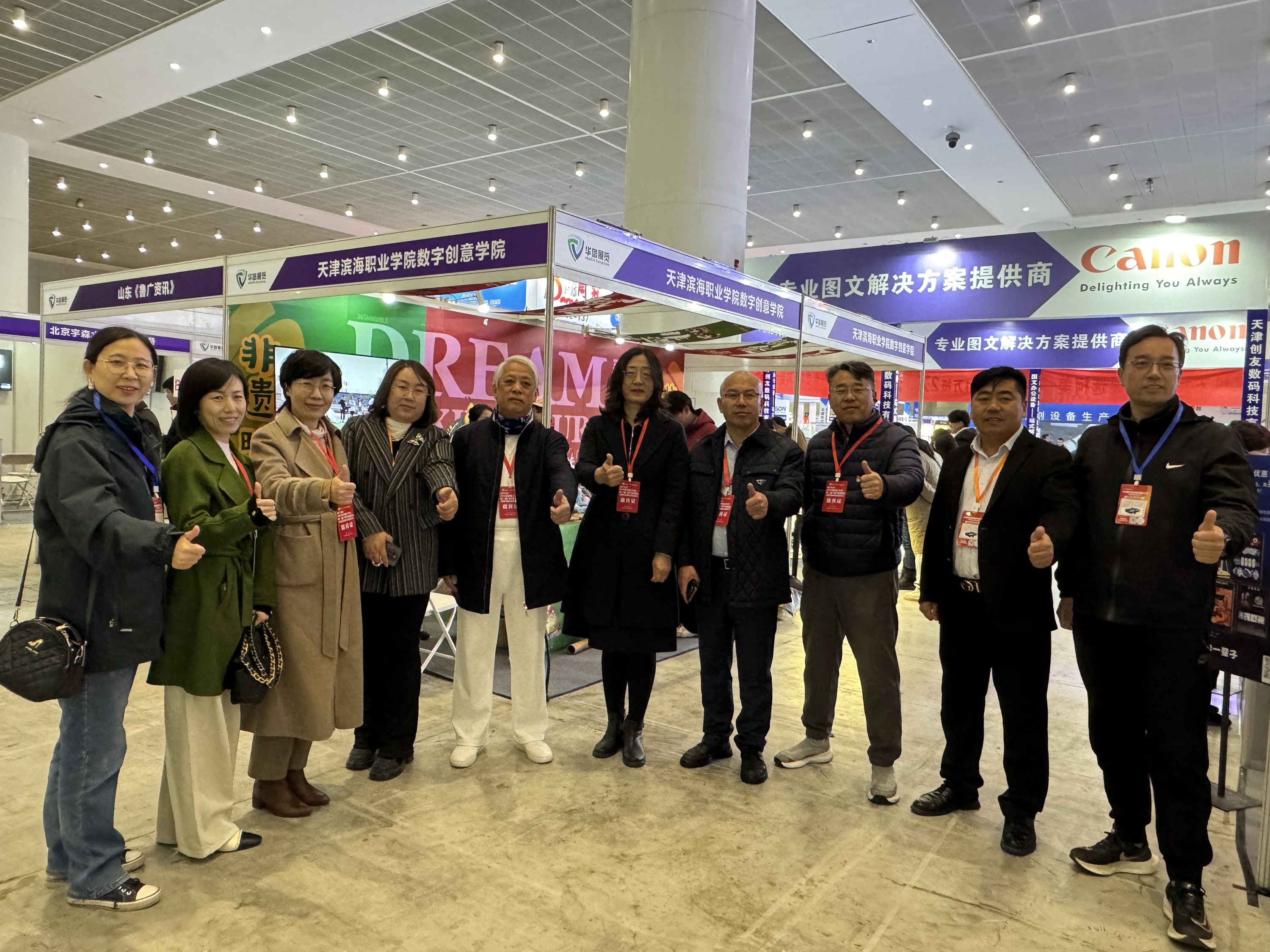 图1：校企工作人员在梅江会展中心合影