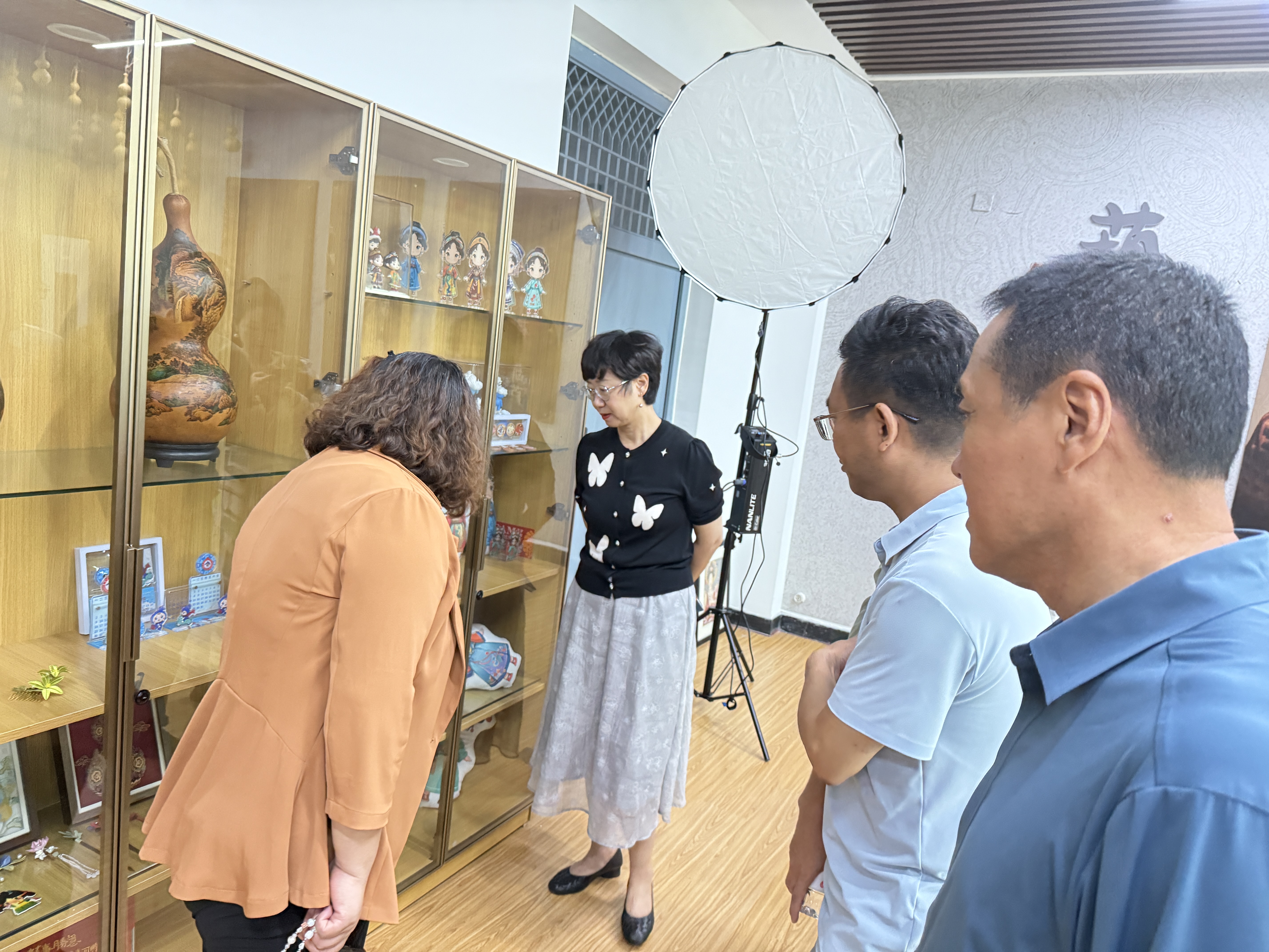 图3参观数字文创工作室