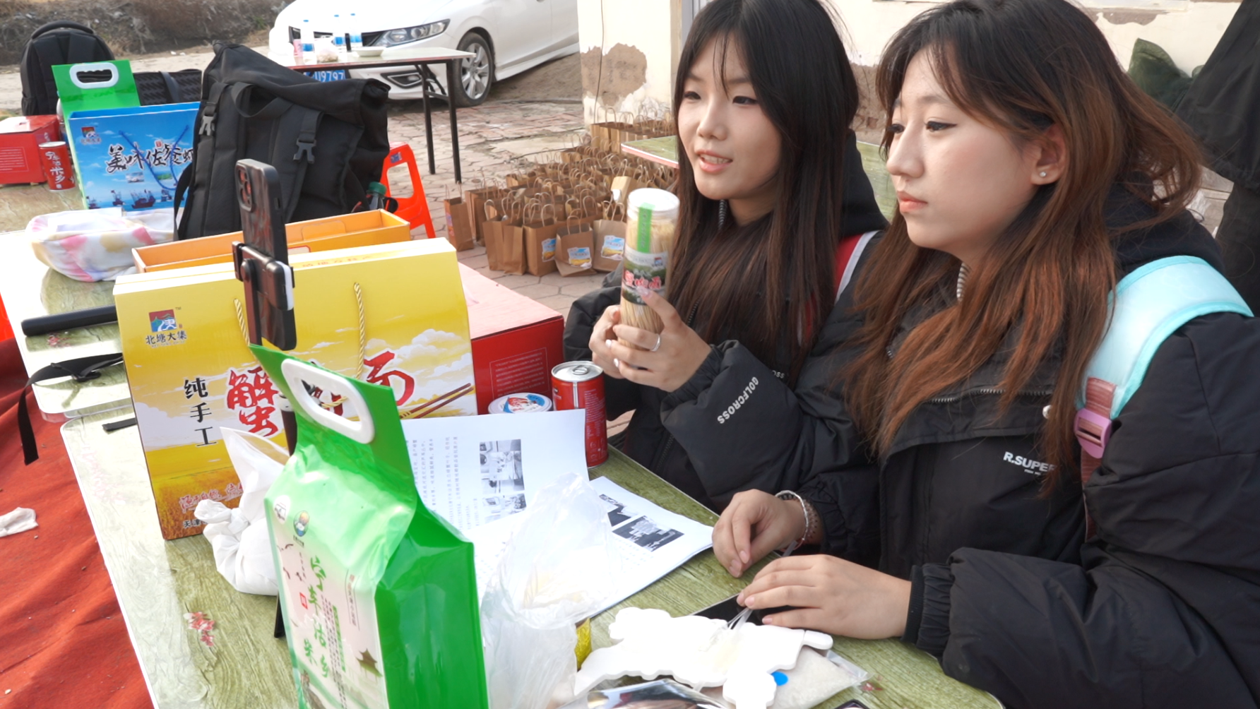 4学生主播团队开启“云游稻田”直播2