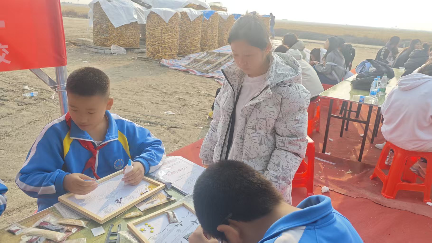 8志愿者指导孩子们进行艺术创作