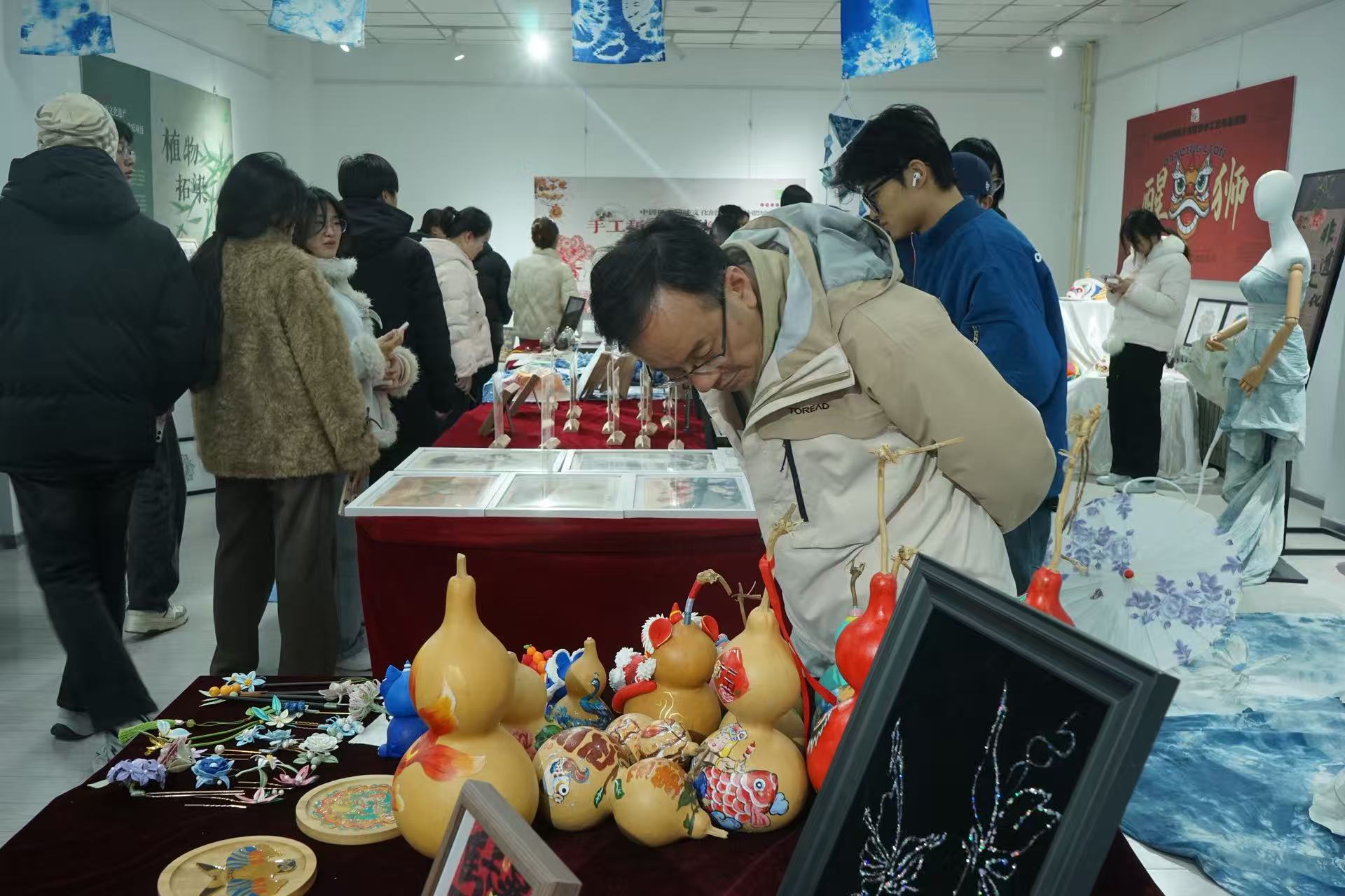 图4-2师生参观展厅2