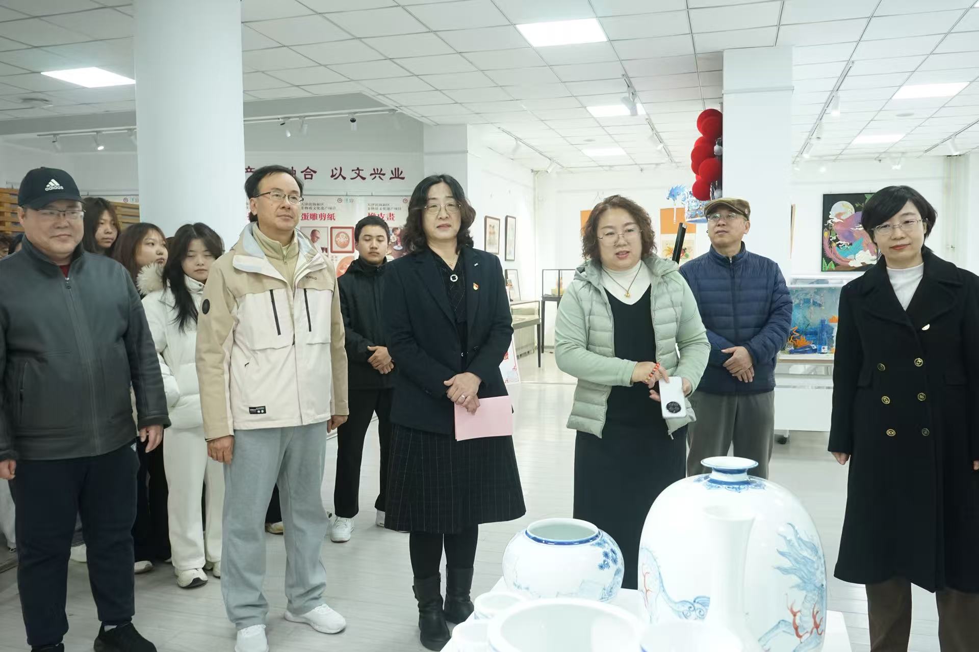 图4-1师生参观展厅1