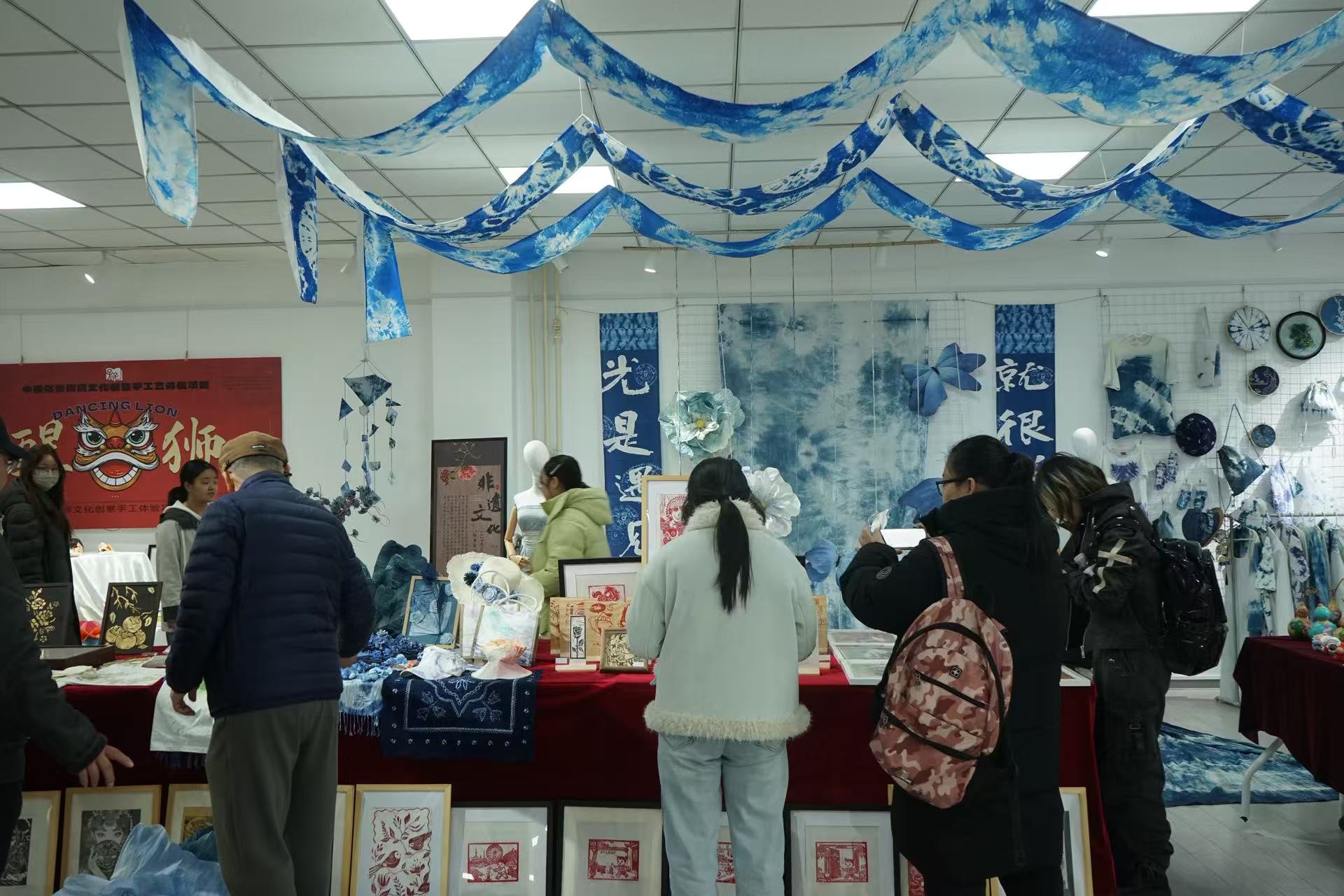 图4-3师生参观展厅3