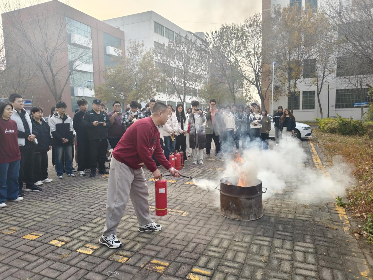 现场指导灭火器用法