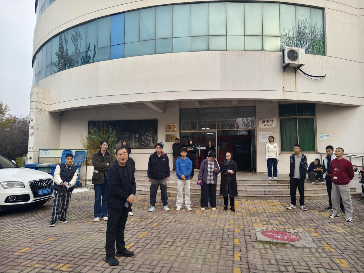 图书馆馆长于泓作消防演习总结