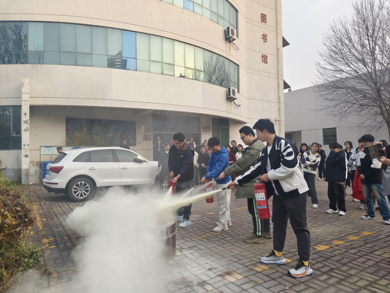 学生现场实操使用灭火器2