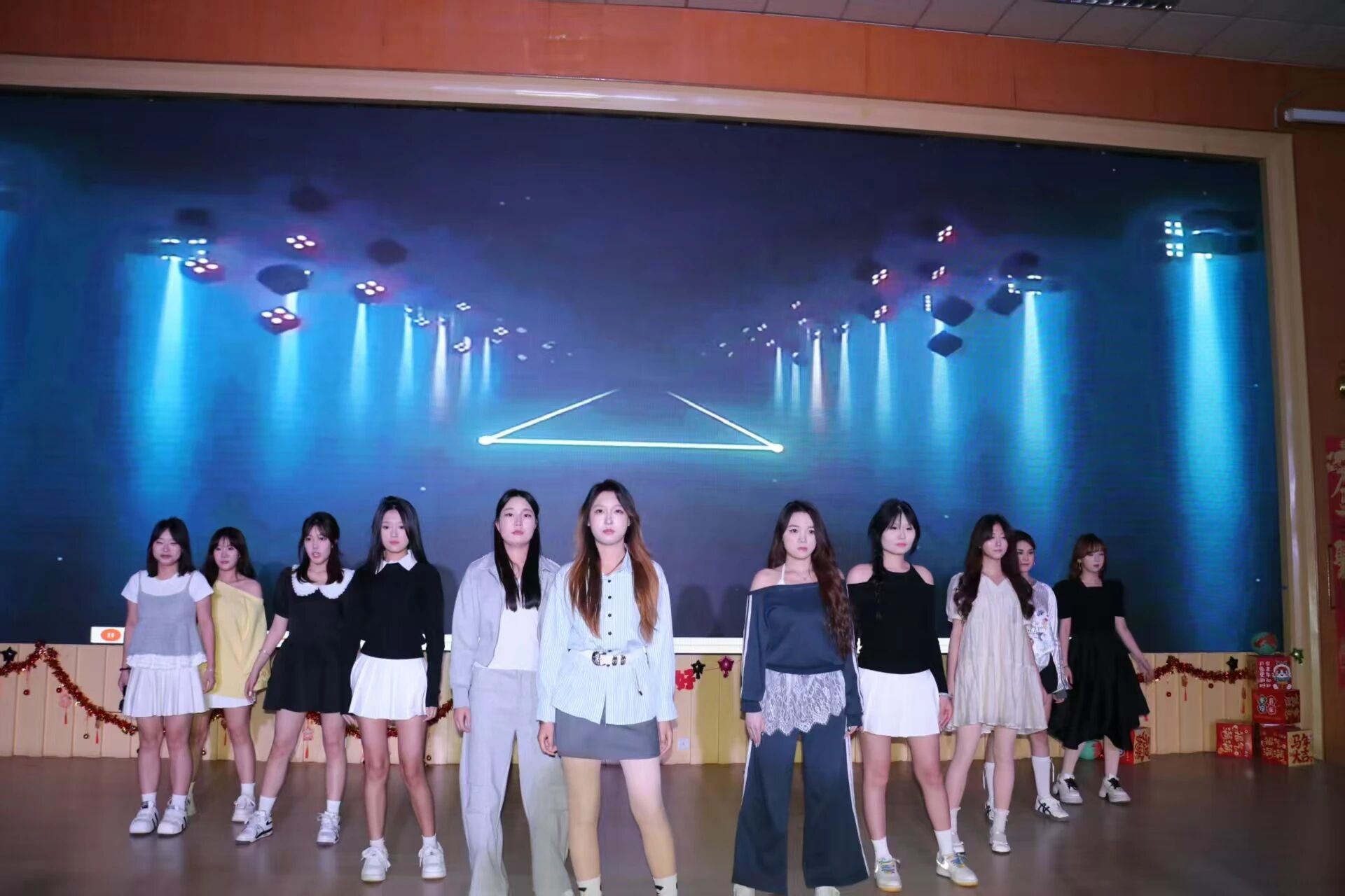 《潮范绽芳华》