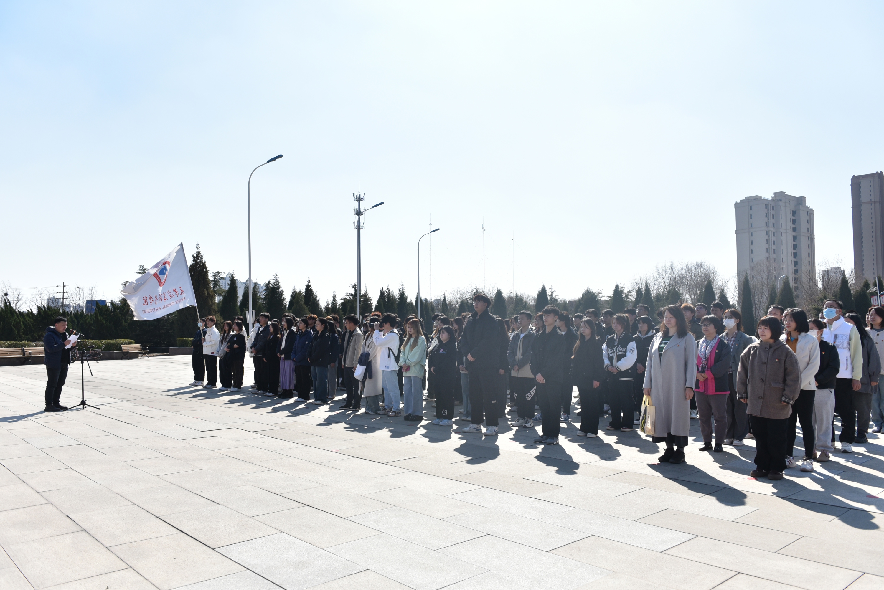 全体参会人员认真参加活动