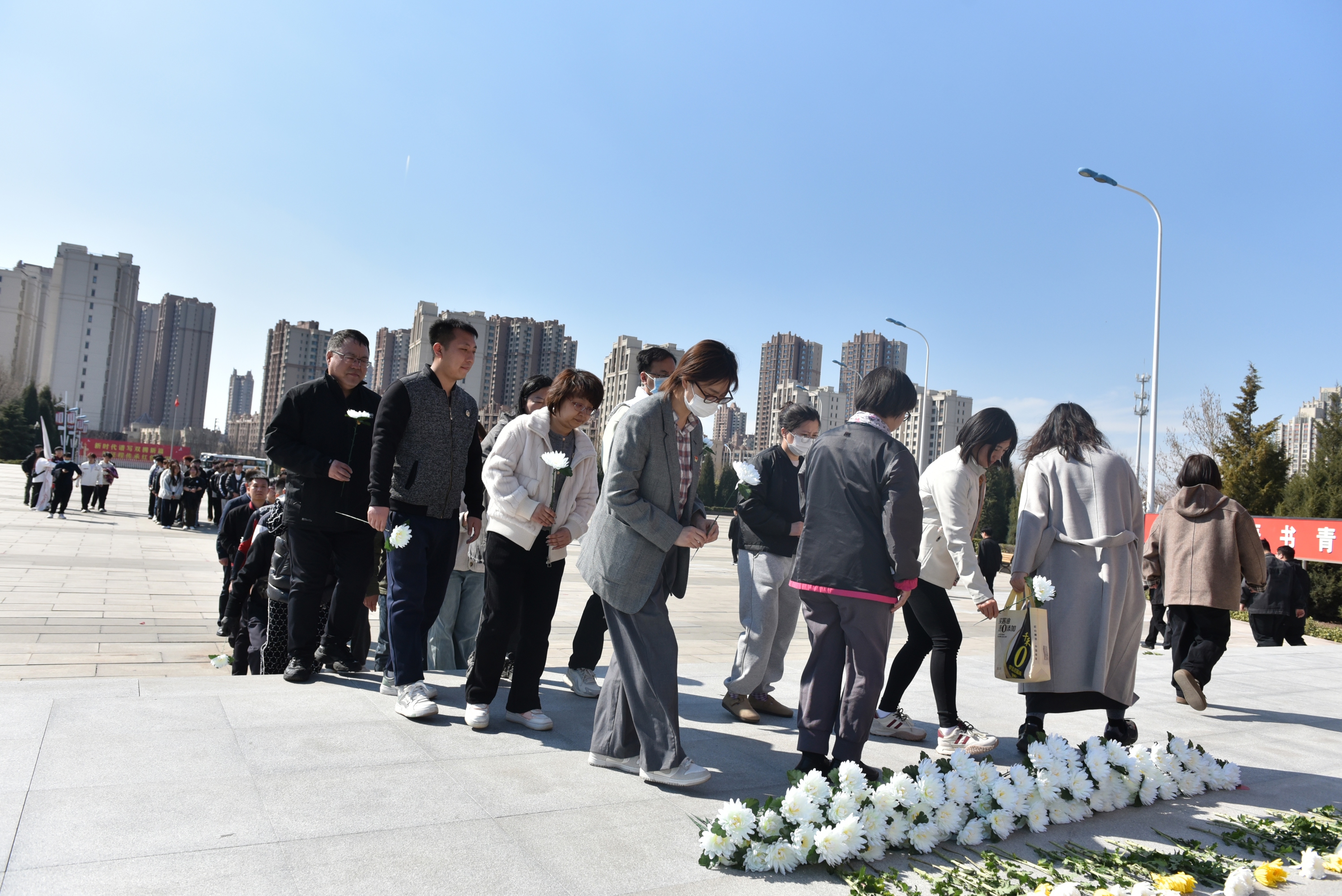 师生代表向烈士纪念碑献花