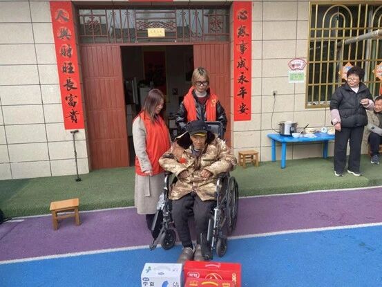 25 建工 王钰樱 聆听老人故事